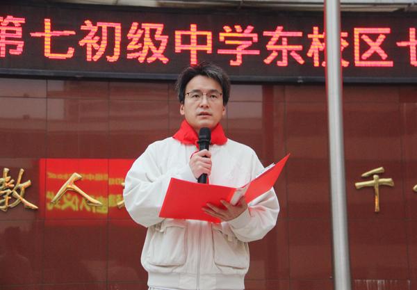 刘冰宣读建队决定