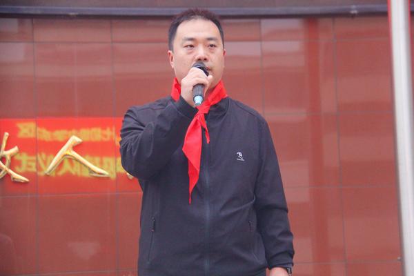 大队辅导员耿永刚带领学生重温入队誓词