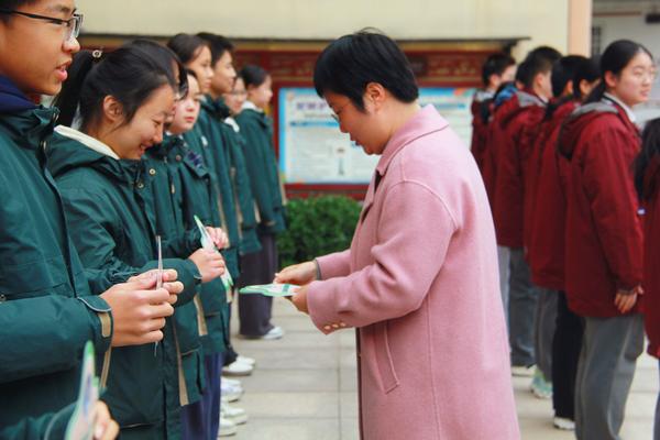 程琳给八年级颁奖