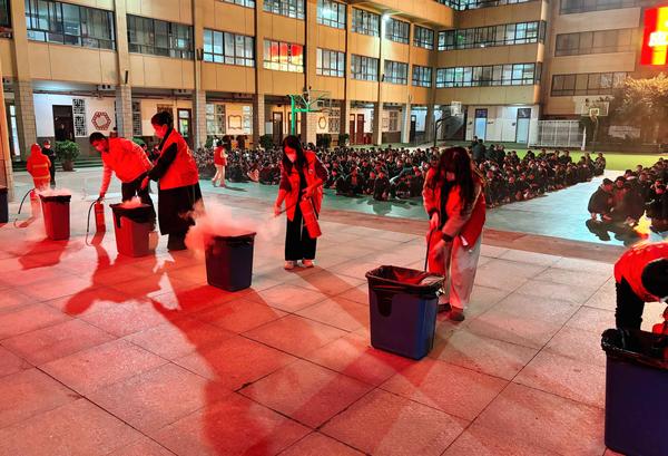 9.各班主任演练使用灭火器