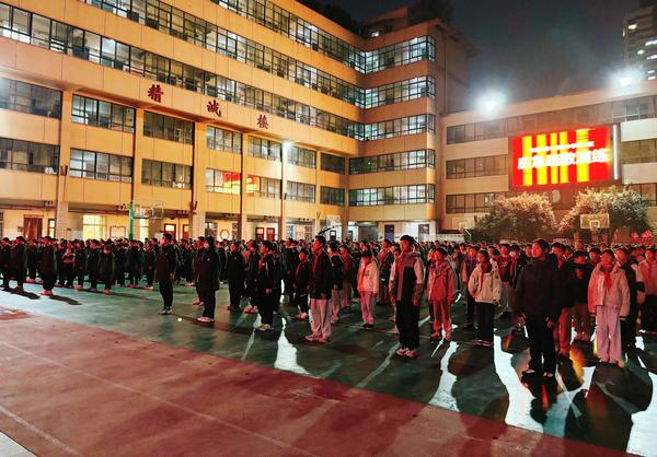 11.同学们认真学习观看