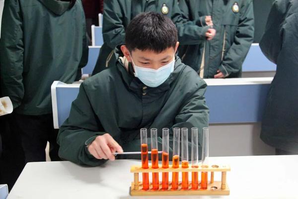 学生自主尝试化学、物理、生物实验4