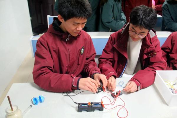 学生自主尝试化学、物理、生物实验6