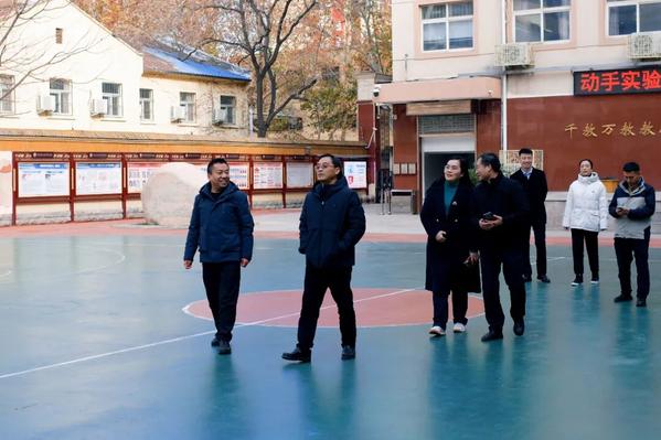 郑州七中教育集团党委书记王保军一行赴七初东校区调研