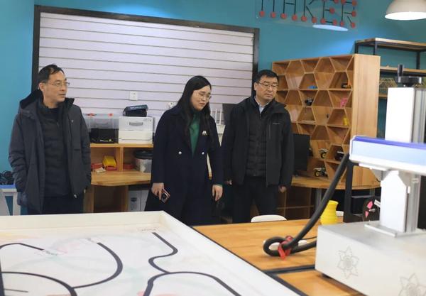 郑州七中教育集团党委书记王保军一行参观七初东校区创客教室