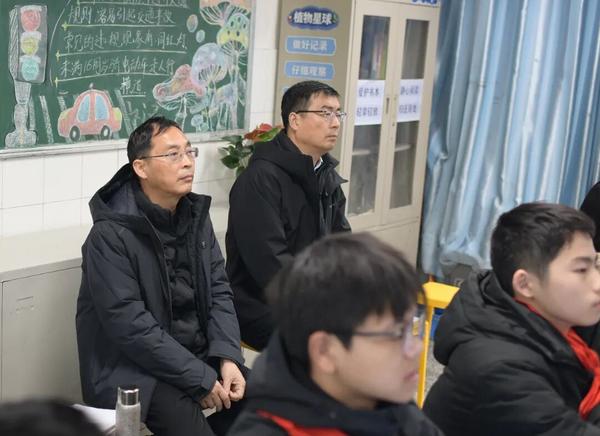 郑州七中教育集团党委书记王保军，金水区教育局局长曹鹏举深入教室听课