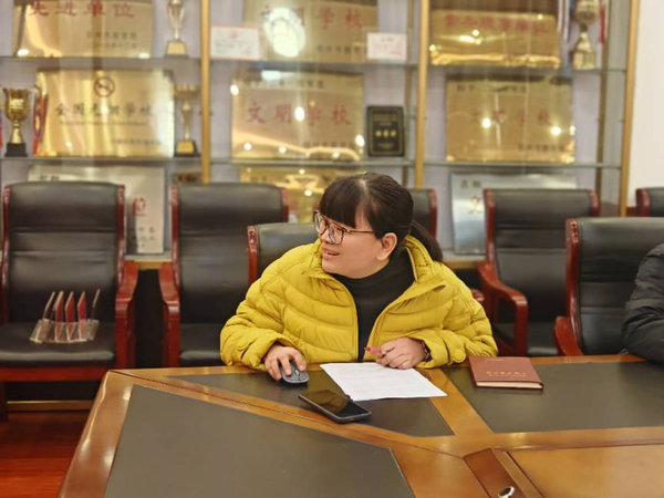 政史地组教研组长张君妹老师进行发言