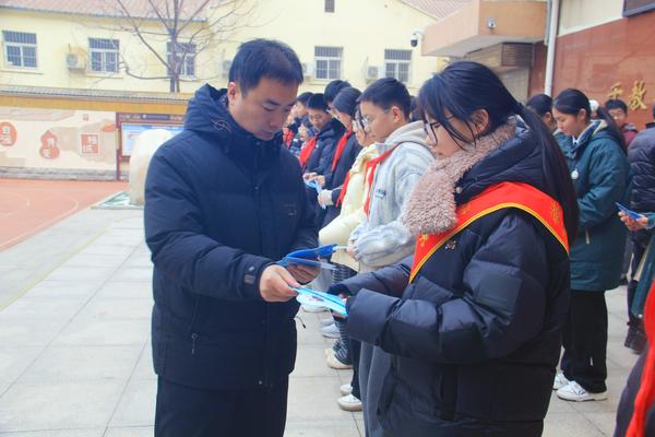 耿永刚主任为七年级校园之星颁奖 耿永刚主任为七年级校园之星颁奖