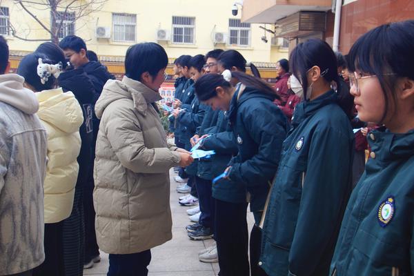 程琳主任为八年级校园之星颁奖 程琳主任为八年级校园之星颁奖