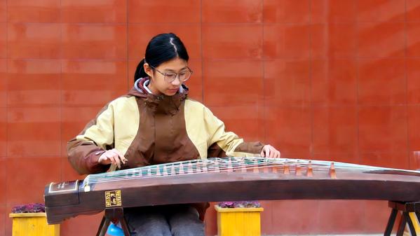 现场学生古筝弹奏