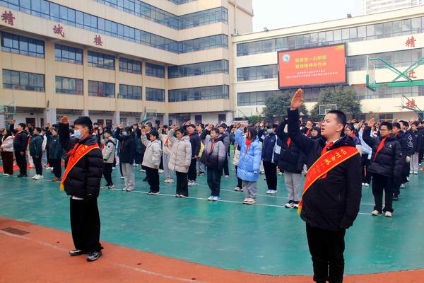 全体师生向国旗敬礼