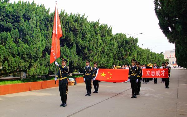 清明扫墓祭英烈 (1)