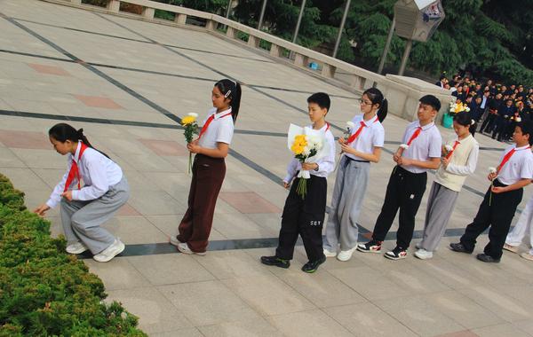 清明扫墓祭英烈 (9)