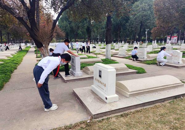 清明扫墓祭英烈 (10)