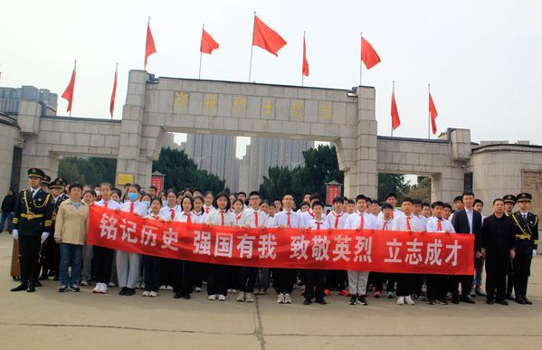 清明扫墓祭英烈 (12)