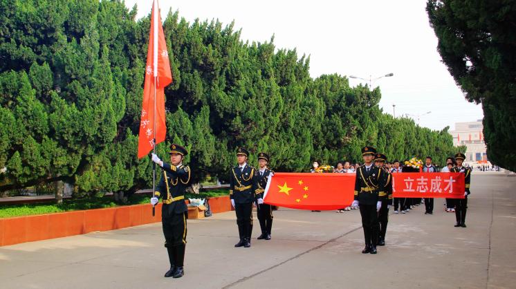 ​郑州七初东校区开展清明节烈士陵园祭扫活动