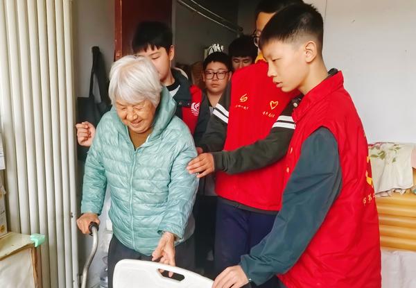 八年级四班雷锋志愿服务队 (1) 八年级四班雷锋志愿服务队 (1)