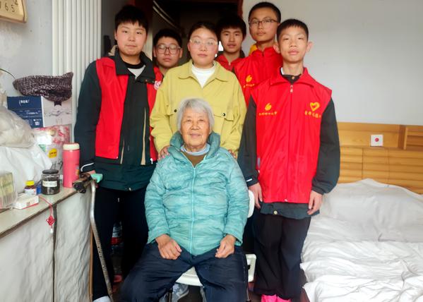 八年级四班雷锋志愿服务队 (4) 八年级四班雷锋志愿服务队 (4)